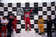 A világbajnoki címvédő brazil Ayrton Senna (30) nyerte a Forma-1-es autós gyorsasági vb idei sorozatának első versenyét, amelyet az Egyesült Államok Nagydíjáért rendeztek meg az arizonai Phoenix-ben.