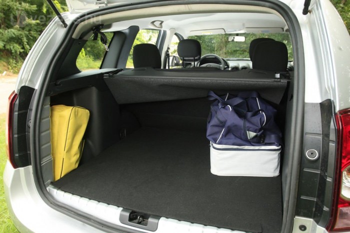 Igen tágas, 475-1636 literes a Duster csomagtere. A 4x4-esé kisebb a hátsó hajtás helyigénye miatt