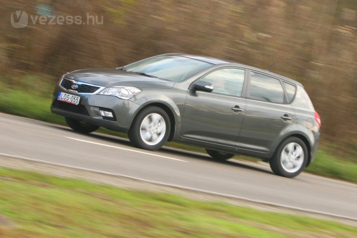 2 699 000 forintos árával a pro_cee'd a csaliautó, de sokkal értelmesebb és alig drágább az ötajtós Kia