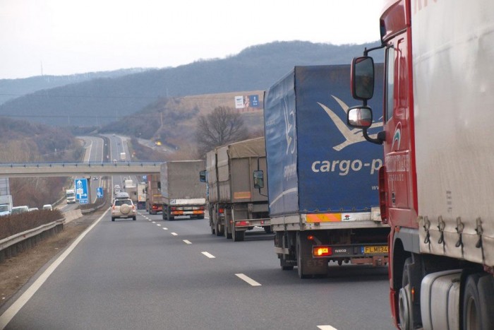 Veszélyes az autópályára hajtani? 7 | Vezess Egy ilyen összefüggő sorba nem könnyű besorolni