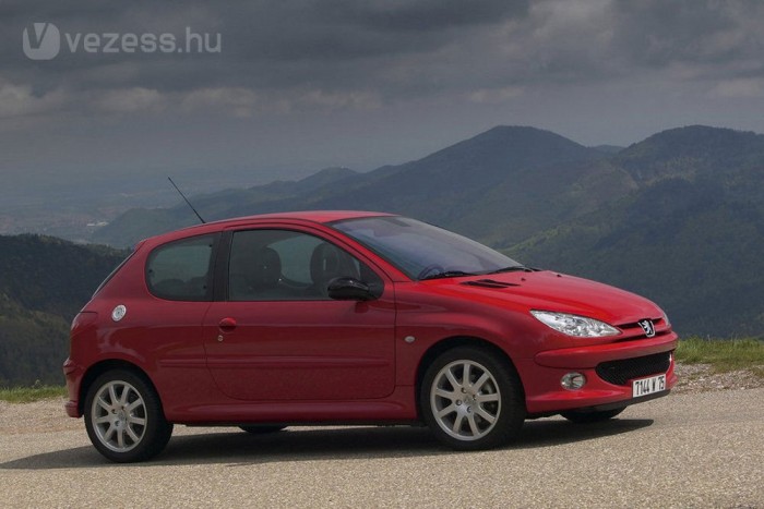 Veszélyes az autópályára hajtani? 11 | Vezess Még 2005-ben sem volt ódivatú az 1998-ban bemutatott autó formája