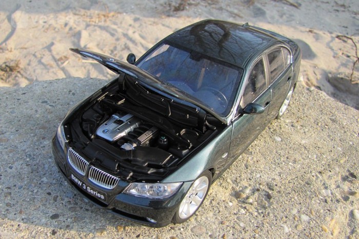 Ésszerű – BMW 330i 6 | Vezess Sorhatos térplasztika