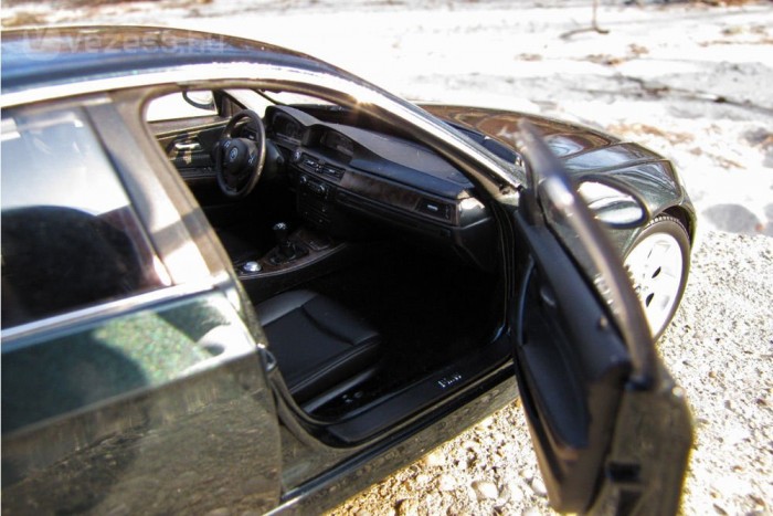 Ésszerű – BMW 330i 8 | Vezess Nem feltűnő a fabetét a sötét térben, a fekete tetőkárpitot hiányolom