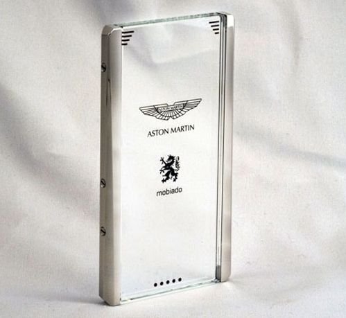 Áttetsző luxusmobil az Aston Martintól