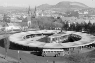 Eger, autóbusz-pályaudvar, látkép az Egri vár felé (Fotó: Fortepan)