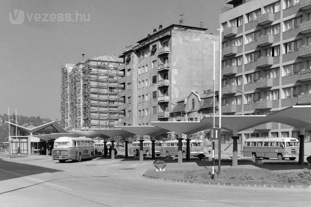 Budapest, XI. Bukarest utca, a Kosztolányi Dezső téri autóbusz-pályaudvar (Fotó: Fortepan)