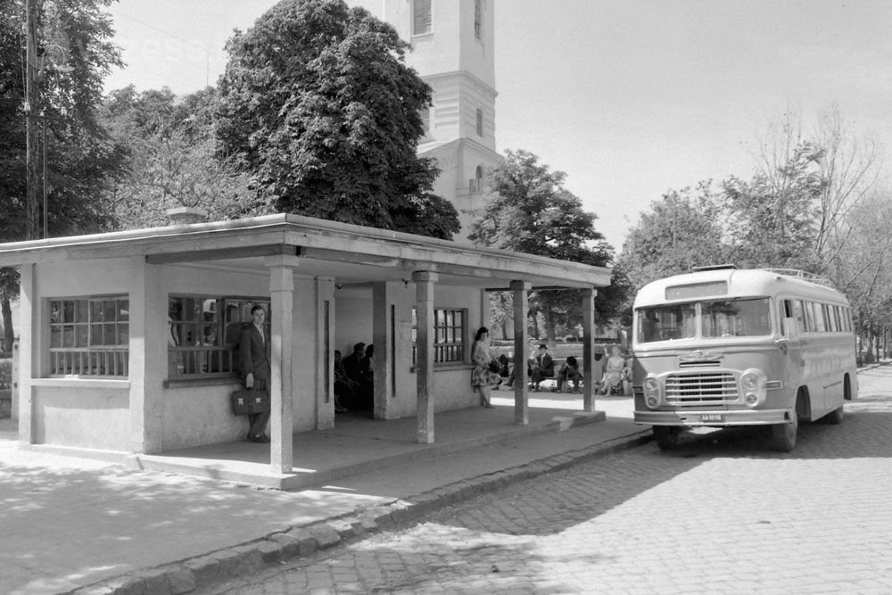 Karcag, Kossuth tér, Autóbusz-állomás (Fotó: Fortepan)