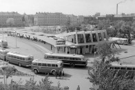 Szeged, Mars (Marx) tér, autóbusz-állomás (Fotó: Fortepan)