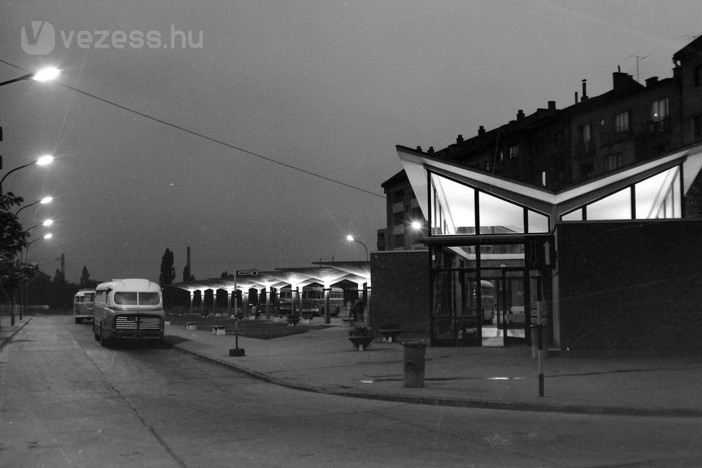 Budapest, XI. Kosztolányi Dezső téri autóbusz-pályaudvar a Bukarest utcában (Fotó: Fortepan)