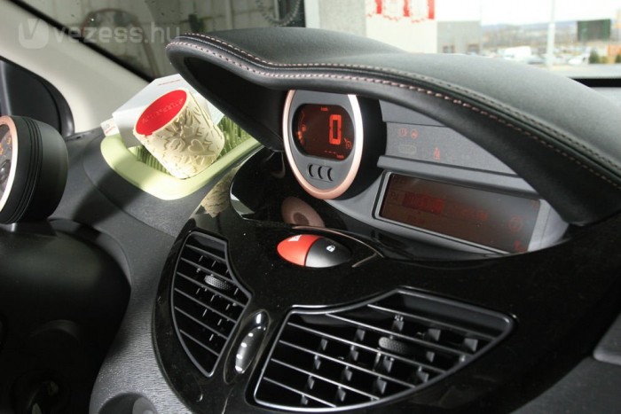 Még a cérna is rózsaszínű mindenhol.