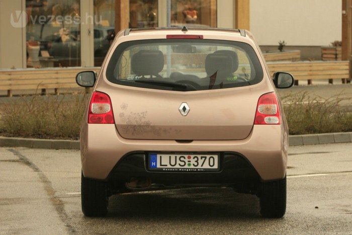 Kétbőröndnyi csomagtartót rejt az ajtó.