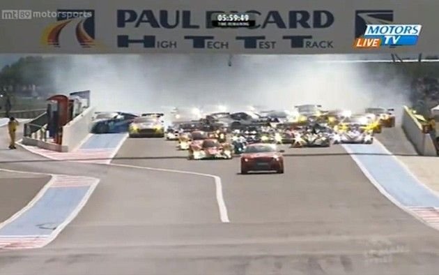 Tömegbaleset a biztonsági autó miatt