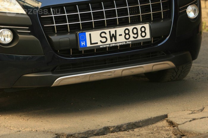 A króm-műanyag elemek az Outdoor csomag részei