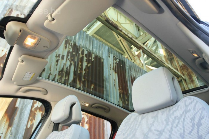 Ilyen óriás üvegtetőt minden autóba! Az árnyékoló teljes értékű szigetelést ad és bárhová pozicionálhatjuk