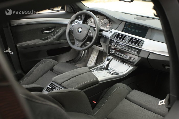 Nagypályás belépő 9 | Vezess Vezetőre hangolt az utastér, a hasított bőr és az alumínium páros fiatalossá teszi a hangulatot