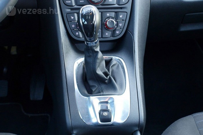 Opel Meriva – Ajtóból ötös 12 | Vezess Kissé nagy erőt igényel a kapcsolása, de az eddigi legjobb Opel-váltó, amivel találkoztam