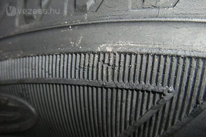 Családi autót háromszázért 6 | Vezess A gumin található repedések jelzik a gumiabroncs öregedését