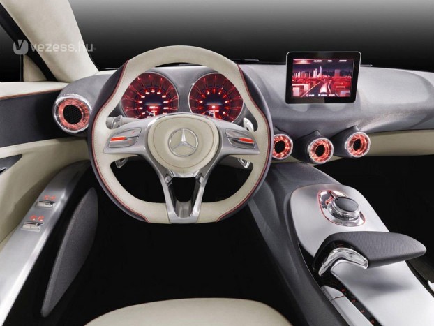 Bemutatkozott a kecskeméti Mercedes 6