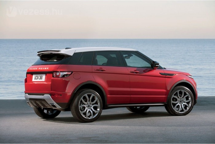 Hátul is a legutóbbi divat szerint öltözött az Evoque, alul még diffúzornak látszó kiegészítést is kapott. A legszebb, hogy ez nem is túlzás, majdnem úgy lehet vele fordulni, kanyarodni, mint egy sportos kompakttal