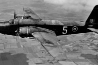 Ez a brit Királyi Légierő második világháborúban legnagyobb számban használt bombázója, a Vickers Wellington. 1938-ban lépett hadrendbe, és a negyvenes évek elején számos megfordult hazánk egén is. Nem turista célzattal