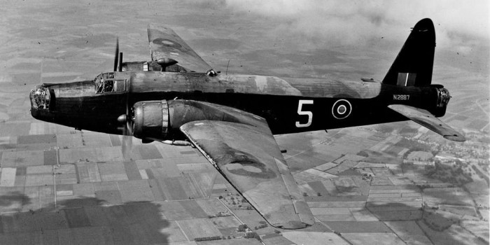 Ez a brit Királyi Légierő második világháborúban legnagyobb számban használt bombázója, a Vickers Wellington. 1938-ban lépett hadrendbe, és a negyvenes évek elején számos megfordult hazánk egén is. Nem turista célzattal