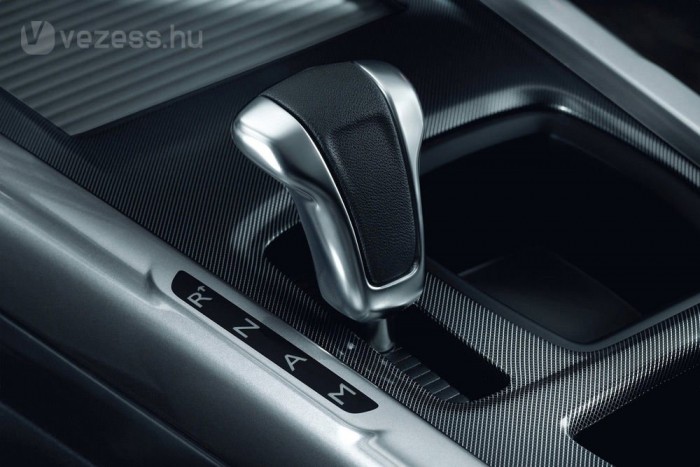 Fogyasztási teszt: nem a dízel a nyerő? 10 | Vezess Szörnyen bólogat az autó, a robotizált váltó időnként úgy bánik a kuplunggal, mint egy tanulóvezető. Nincs P állása az automatizált kézi váltónak