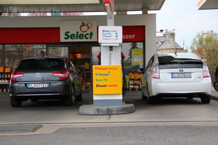 Fogyasztási teszt: nem a dízel a nyerő? 14 Szenzációs: öt literen belül tudott maradni a Prius, a dízel C4-be viszont 5,5 litert tankoltunk százon