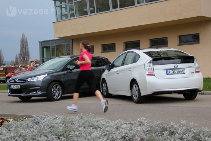 Fogyasztási teszt: nem a dízel a nyerő? 13 Jóval áramvonalasabb a Toyota. A Citroën évtizedek óta az aerodinamika mestere, de a C4 tervezésekor nem az alaktényező volt a legfontosabb