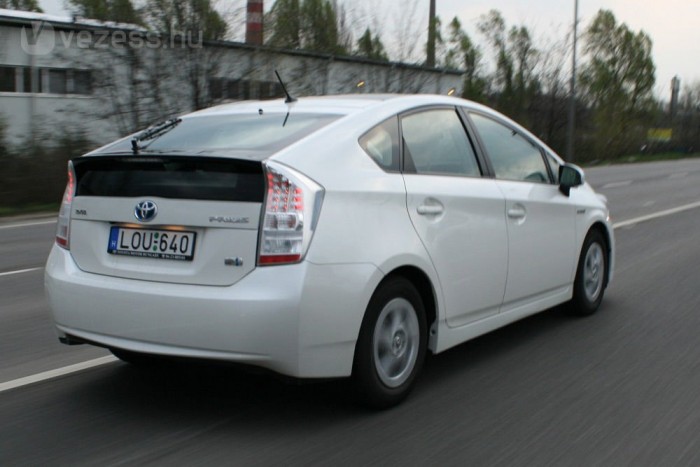 Fogyasztási teszt: nem a dízel a nyerő? 12 | Vezess Egészen más hangulatú a Prius utastere