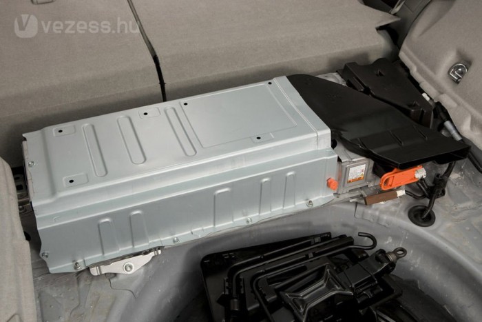 Fogyasztási teszt: nem a dízel a nyerő? 13 | Vezess A hátsó ülés alatt vannak a hibridrendszer akkumulátorai. A hibridhajtás elemeire 8 év/160 000 km a garancia