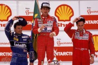 Senna a végletekig kimerült; mellette a 2. helyezett Patrese (Williams) és csapattársa, Berger