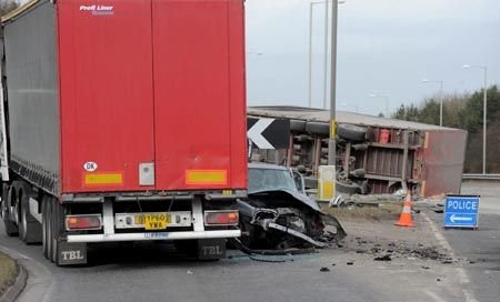 Kamionnal ütközött, szemben a forgalommal – videó