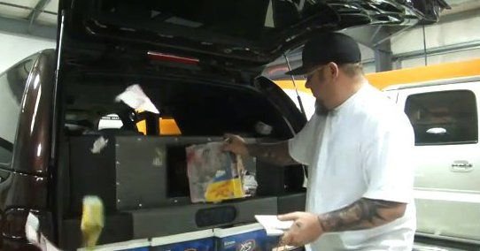 Könyvet tép a 30.000 wattos hangrendszer