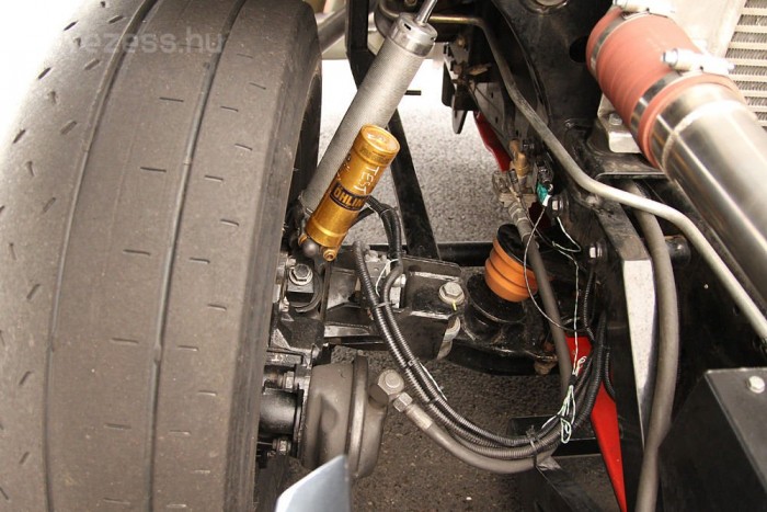 Kipróbáltuk és élveztük: 1200 lóerő, 5100 Nm a hátsó keréken 12 | Vezess Spéci futómű, aranyáron mért lengéscsillapítóval