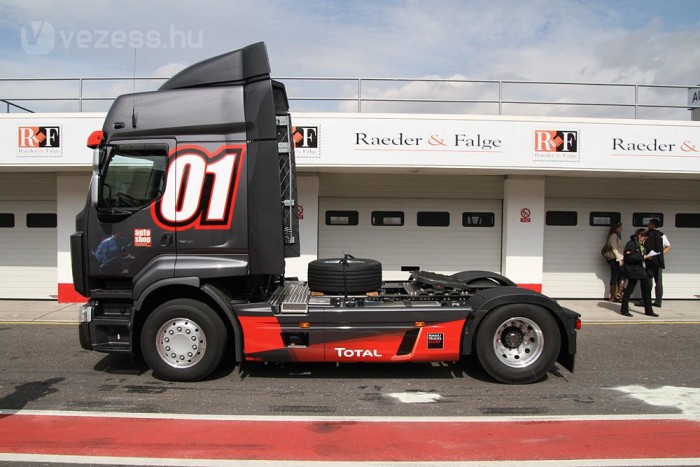 Kipróbáltuk és élveztük: 1200 lóerő, 5100 Nm a hátsó keréken 11 | Vezess Szerencsére nem kellett öt hétig ebben laknom