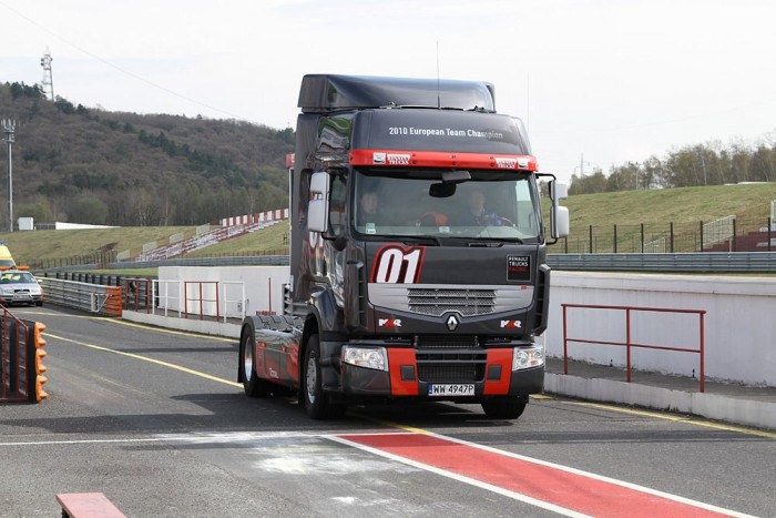 Kipróbáltuk és élveztük: 1200 lóerő, 5100 Nm a hátsó keréken 10 | Vezess Alig futottam vele rosszabb időt, mint a profik a versenykamionnal :)