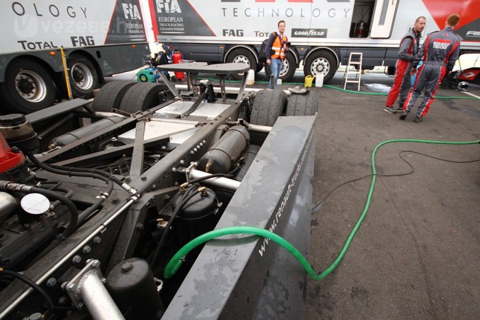 Kipróbáltuk és élveztük: 1200 lóerő, 5100 Nm a hátsó keréken 13 | Vezess Csapvíz hűti a fékeket, és az intercoolert is