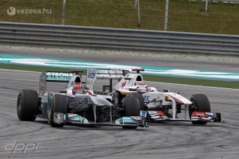F1: Elszámolta magát az esővel a Mercedes