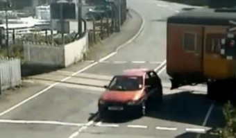 Hajszál híján halál a vasúti átjáróban