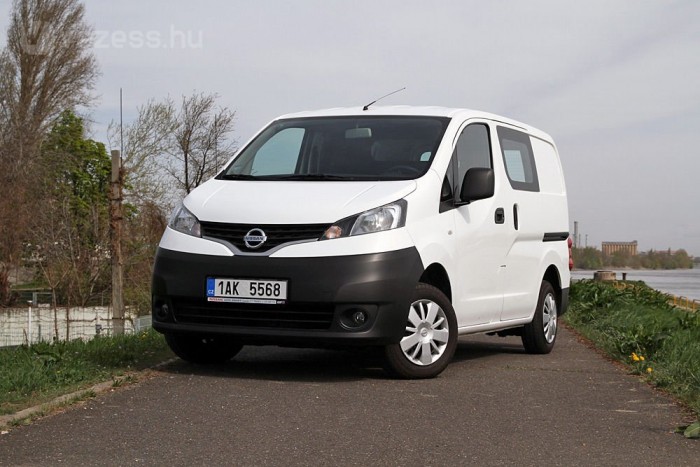 Apró, szerethető formájú kisteherautót próbálgattunk. A Nissan Vanette utódjának tekinthető NV200-as inkább a könnyebb, de nagy terjedelmű áruk városi szállítójaként válhat be