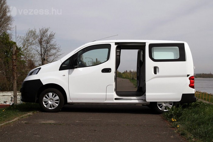 Mindkét oldalra jutott tolóajtó