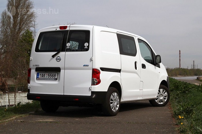 A sok üvegnek hála, jól átlátható a kisteherautó kasztnija