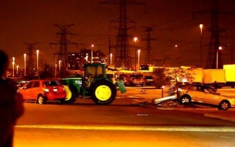 Parkoló autókat tört az ámokfutó traktor