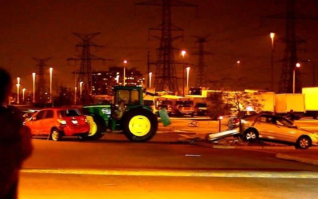 Parkoló autókat tört az ámokfutó traktor