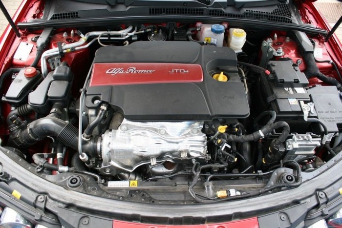 A kétliteres dízel nem kavarta föl a modern dízelvilág állóvizét, de pont illik a sportos családi Alfához