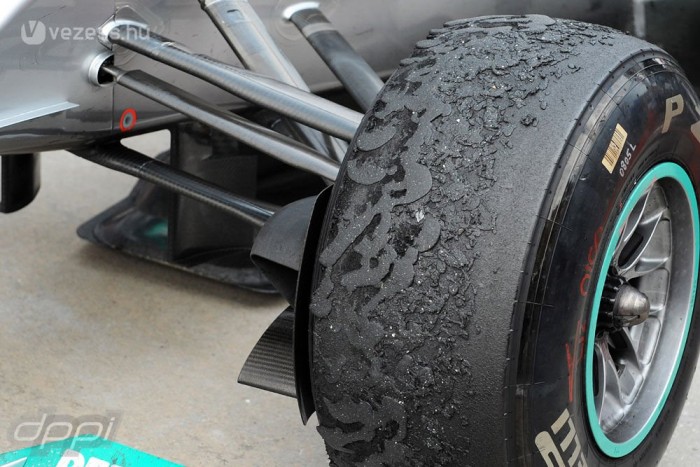 F1: Vettelnek is jutott gumilövedék