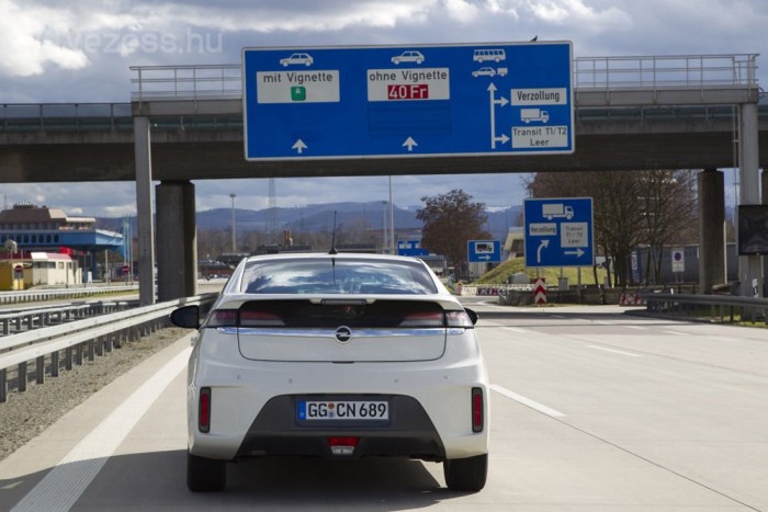 Vezettük: Opel Ampera, elektromos Meriva, Opel FCV 16 | Vezess Amíg van benzinkút, az Ampera nem áll meg: üres akkukkal benzinből termel áramot. A százon 7 literes fogyasztás jelzi, hogy ez gazdaságtalan