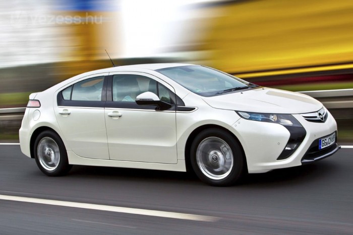 Vezettük: Opel Ampera, elektromos Meriva, Opel FCV 18 | Vezess 111 kW-tal többet is menne, de mivel nincs váltó benne, az Amperát nem engedi 160 km/óra fölé az elektronika