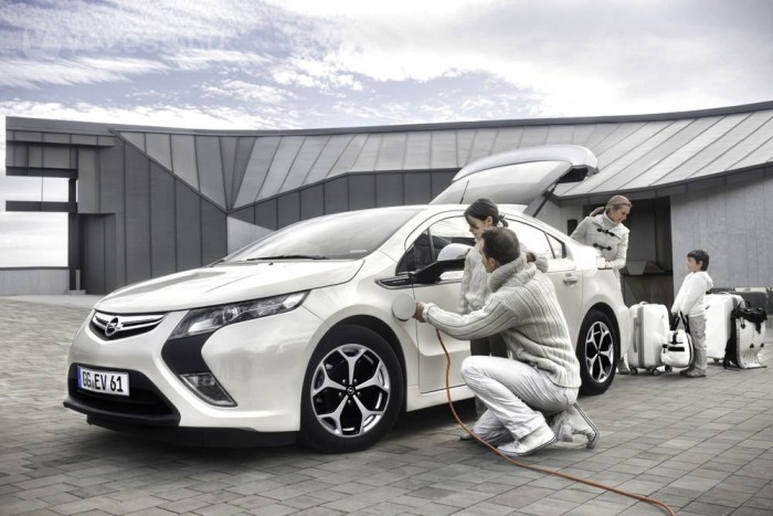 Vezettük: Opel Ampera, elektromos Meriva, Opel FCV 15 | Vezess Egy liter benzin energiatartalma van a 16 kWh kapacitású akkukban. Mivel a villanymotor hatásfoka többszöröse a belső égésűnek, az Ampera így is eljut 40-60 kilométerre