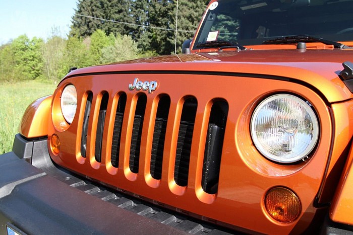 A kerek lámpa és a hét lyukas hűtőrács a védjegye